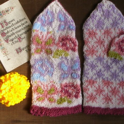 手編みのミトン　ばらと蝶々の編み込み模様