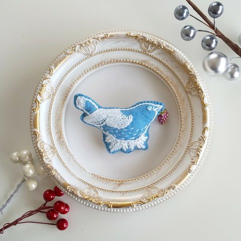 ぷっくり💕刺繍ブローチ【苺はお好きですか？】blue×white