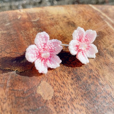 さくらレース編みピアス　桜モチーフ　アクセサリー　プラスチック