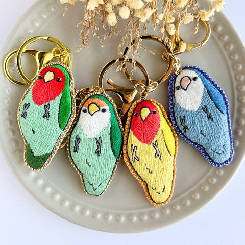 にぎころコザクラインコの両面刺繍キーホルダー【シーグリーン/ゴールデンチェリー/ノーマル/バイオレット】