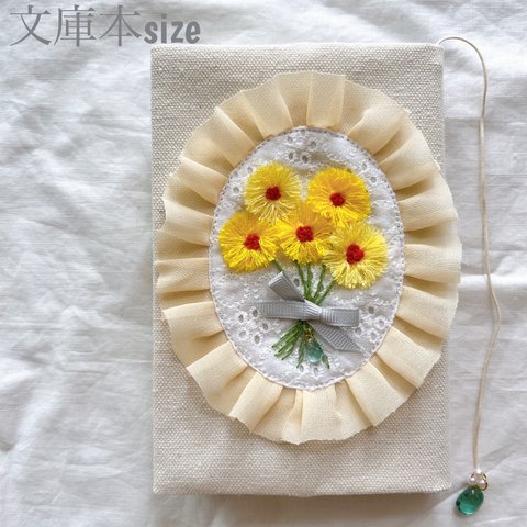 文庫本❁ハンドメイド手刺繍ブックカバー㊱