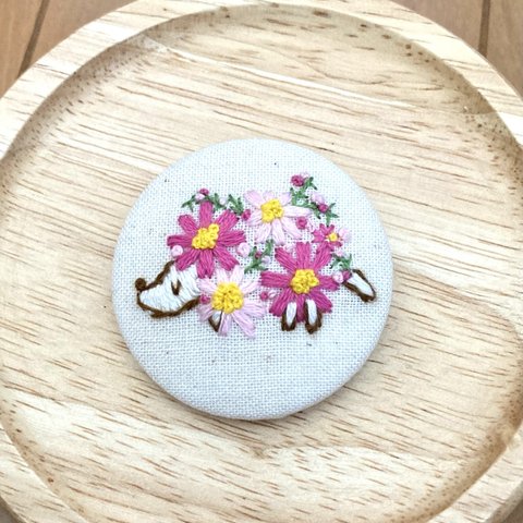 はりねずみとコスモスの刺繍ブローチ