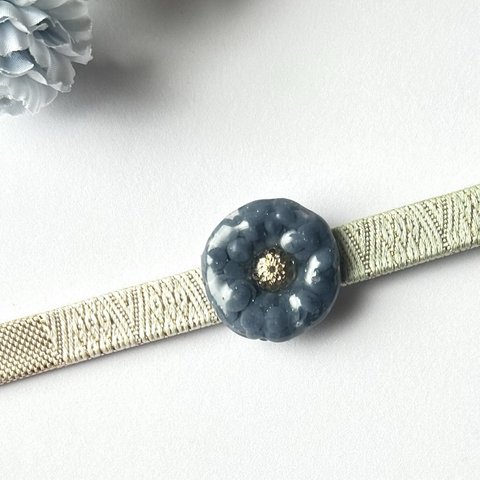 陶器風ネモフィラの帯留め スピカ色◾︎仕上げ金具をポニーフック、ブローチに選択可能