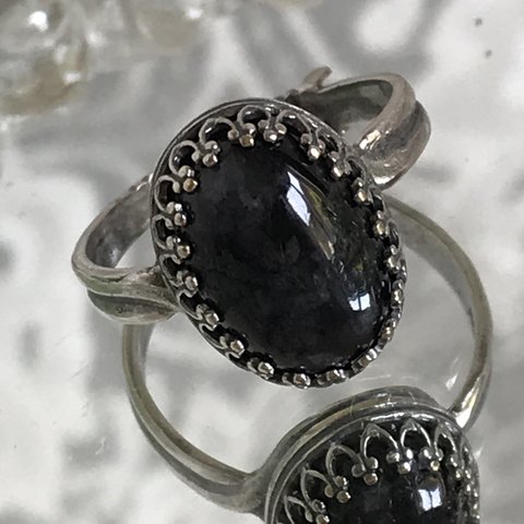再々販　希少・・５月誕生石　ビルマ産 黒翡翠の指輪（１４×１０㎜・SV925に変更可能・８～２３号）