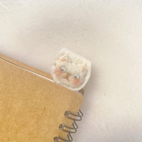 羊毛フェルト　キョロ目にゃんこのブックマーカー　しおり　羊毛　ねこ　ネコ　猫