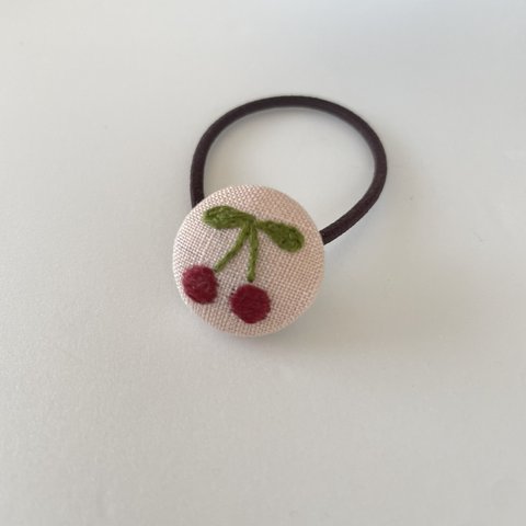 さくらんぼ刺繍　小さなヘアゴム  