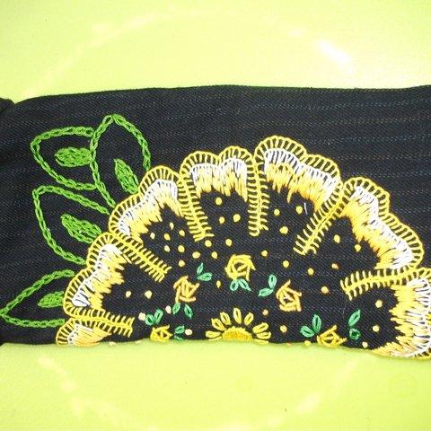 刺繍のスマホ入黄色の花