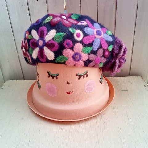 fleuriベレー帽🏵ダブルコサージュ付き小花いっぱい羊毛フェルト刺繍のベレー帽（ネイビー色