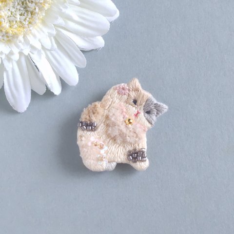 三毛猫の刺繍ブローチ