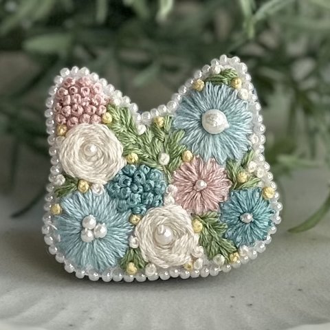 手刺繍ブローチ　猫とお花と　母の日