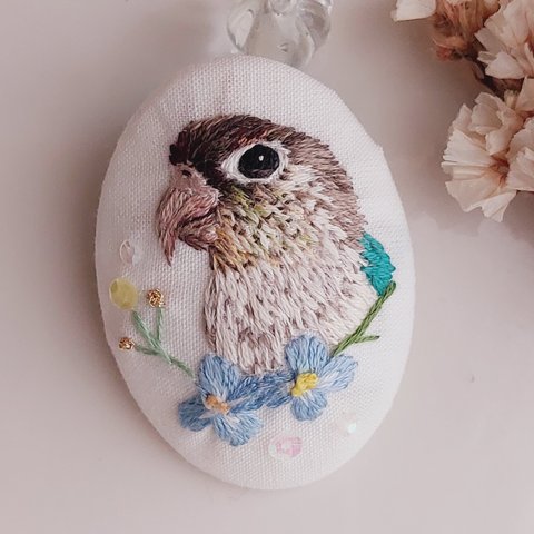 【受注生産】＊インコ刺繍オーダー＊オーバル型ブローチ❁お花と一緒に…❁