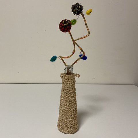 C モミジバフウ（紅葉楓）を使った　モダンでユニークなアート花瓶。和洋どちらのお部屋にもマッチします。お好みでエッセンシャルオイルをビンの底に1滴！もいいですね。