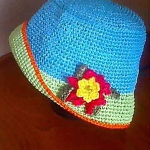 お花モチーフのついた帽子