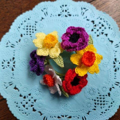 春の花壇　アネモネ、水仙のリースブローチ（刺繍糸）