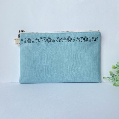 手刺繍20㎝ファスナーフラットポーチ（水色）