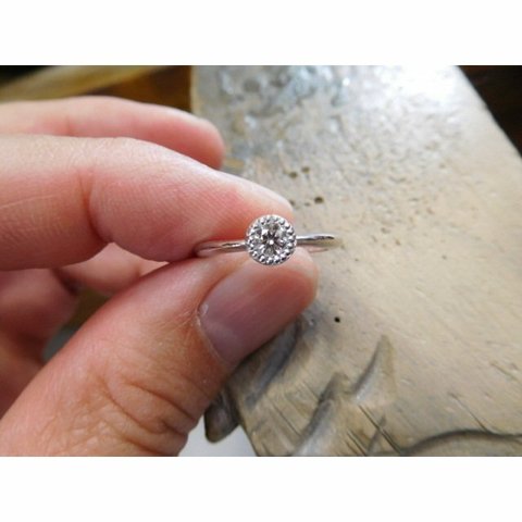 婚約指輪(エンゲージリング)×プラチナ(pt900)鍛造　ダイヤモンド 0.2ct　ダイヤをミル打ちで囲んだ華奢で繊細なデザイン