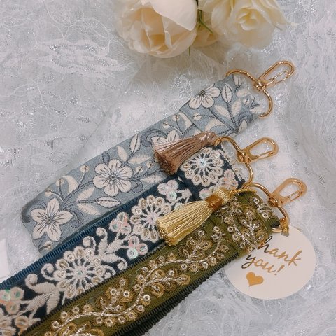 刺繍リボン❤︎ストラップ　水色×ホワイト