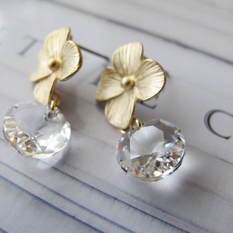 Swarovski crystal * botanical * ピアス