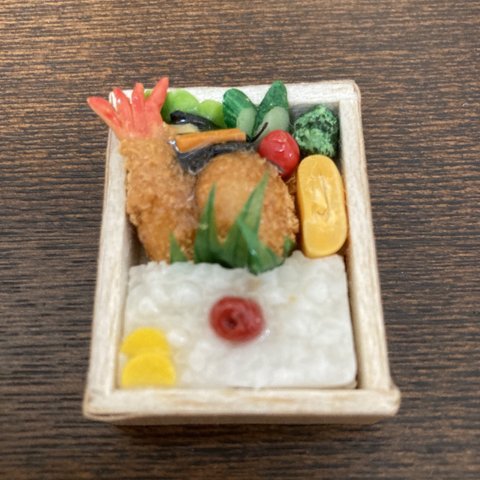 ミニチュアお弁当・海老フライとコロッケ弁当　マグネット