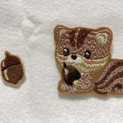 りすとどんぐり　刺繍ワッペン