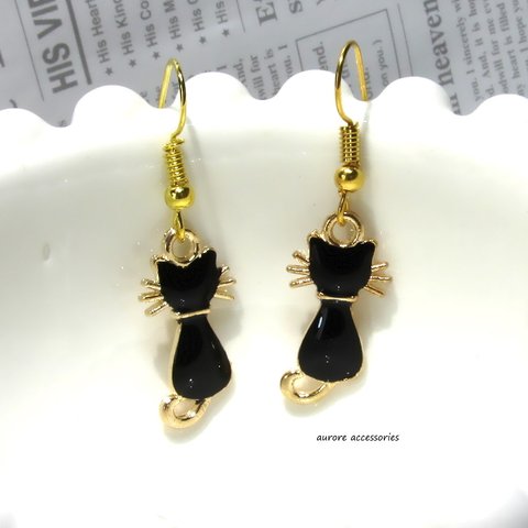 black cat pierced earrings　黒猫　ブラック　キャット　シンプル　上品　エレガント　後ろ姿　小ぶり　