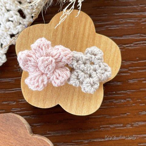 手編みのコットン糸お花が可愛いプチヘアクリップ（パステルピンク＆ライトグレー）
