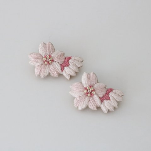 ピンクの桜　手刺繍ブローチ
