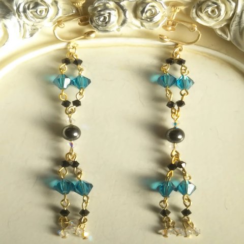 【Dark Sky Jewel Drift earrings（更夜に流るる宝石）】黒真珠から広がる色彩のイヤリング