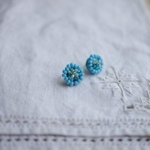 【刺繍】水色のキラキラつぶつぶイヤリング