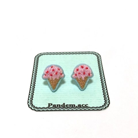 手刺繍いちごアイスピアス