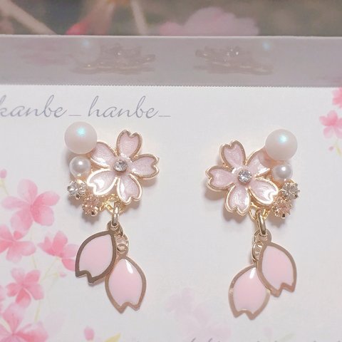 桜の花びら揺れるピアス