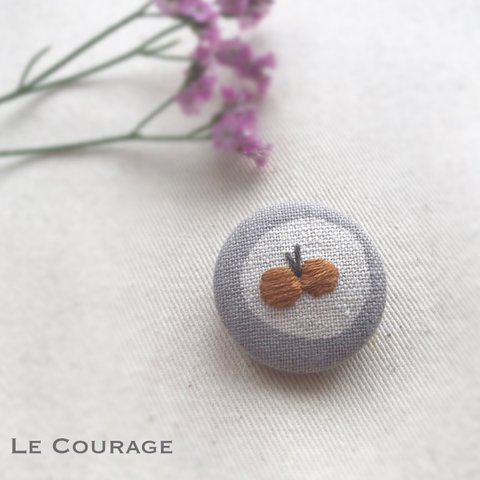 【mini】チョウの刺繍ブローチ(オレンジ)