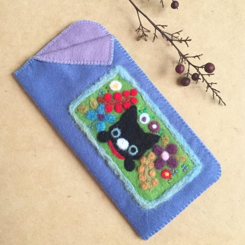 青の目猫さんと花刺繍のメガネケース