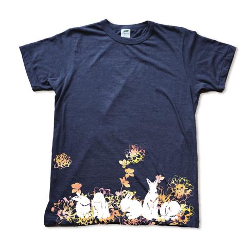 花畑で遊ぶうさぎの手刷りやわらか紺Tシャツ