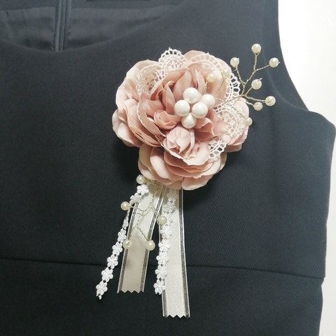 モーブ色のラナンキュラスコサージュ🌸Corsage Ranunculus　ケース付き　真珠　レース　入学