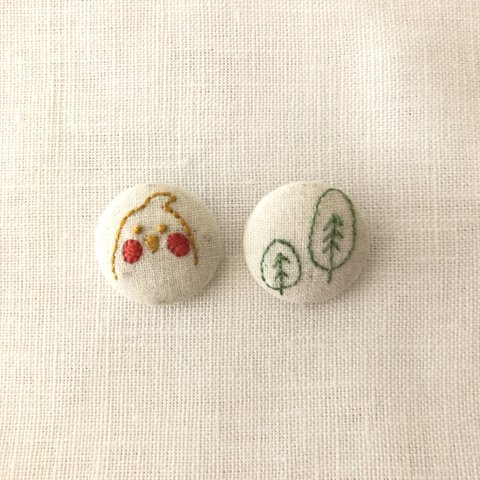 〈送料無料〉気まぐれ刺繍くるみボタン いきものとはっぱ　トリ