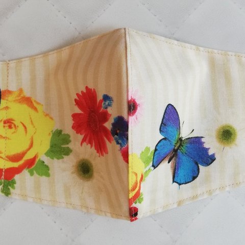 [猫・花・蝶柄]淡いベージュのストライプに蝶とお花が美しい立体マスク　一点物　手作り布マスク　バラ　ガーベラ