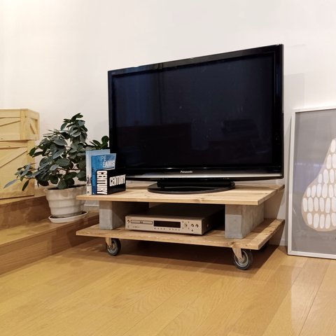 木とモルタルのインダストリアルなテレビボード