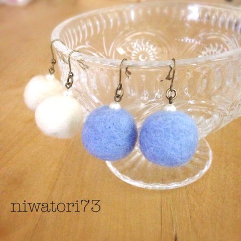 羊毛フェルトボール(WH/BL)❁﻿ピアス