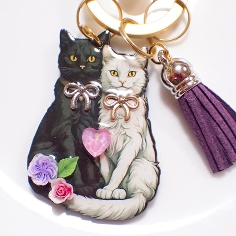 白猫と黒猫のカップルのキーホルダー バックチャーム レジン リボン 薔薇 ハート 紫 ねこ