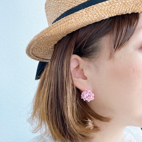 ▫puff  小さなビーズをふんわり編み上げて　ピアス/イヤリング　ラベンダーピンク