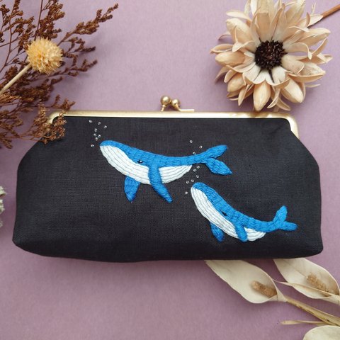【手刺繍】クジラの親子　がま口ポーチ