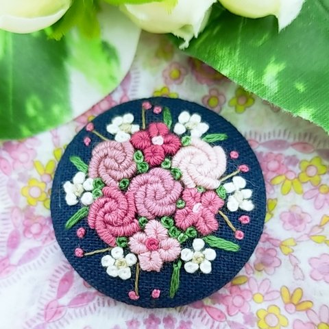 【受注製作】刺繍くるみボタンブローチ・ヘアゴム《ピンク花束》×濃紺  薔薇   手刺繍