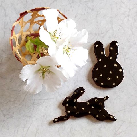 《送料無料》陶のブローチ【シンプルウサギ・飛び跳ねるウサギ(黒×白ドット)】