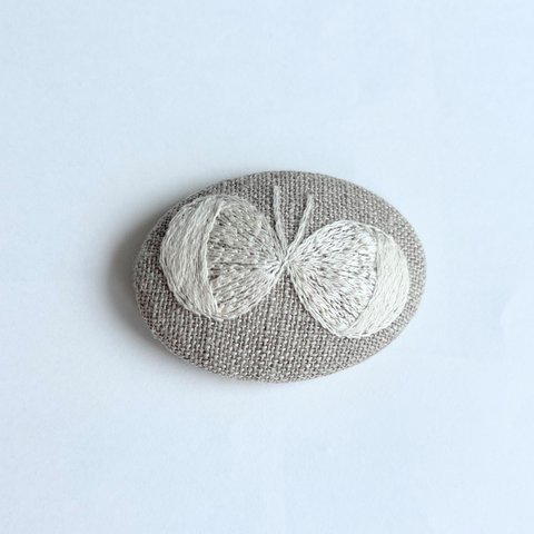 北欧風蝶々の刺繍ブローチ【hokuo】