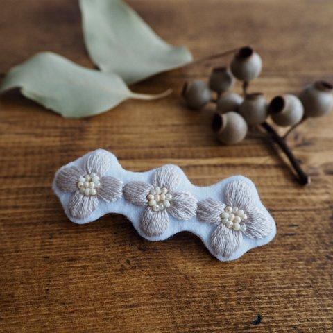 北欧 シルバーグレー 花 刺繍ブローチ