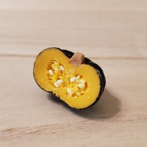 1/6サイズミニチュア野菜　かぼちゃ1/2