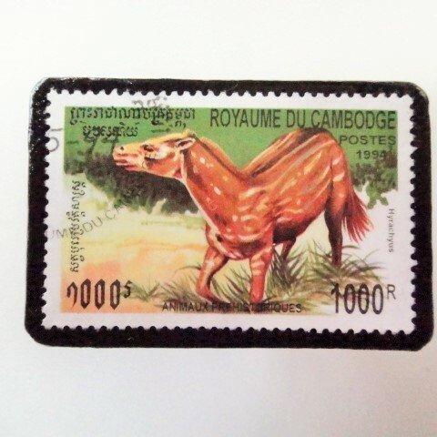 アップサイクル　カンボジア　恐竜切手ブローチ 3675