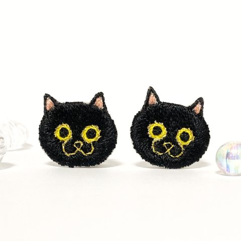 黄色い瞳の黒猫の刺繍ピアス orイヤリング  ハンドメイド 小サイズ kagisippo7  新作