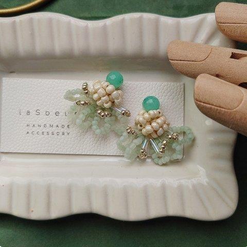 《tsubomi》white × light green つぶつぶ刺繍ピアス ／イヤリング